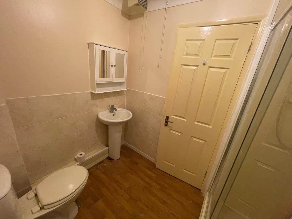 Lot: 99 - VACANT GROUND FLOOR ONE-BEDROOM FLAT IN ESSEX COASTAL TOWN - Shower room
